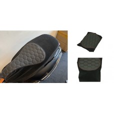 buddydek Regia (made in EU) Vespa designo alcantara zwart/rood (stiksels) past op primavera, sprint buddydek Regia (made in EU) Vespa designo alcantara zwart/rood (stiksels) past op primavera, sprint