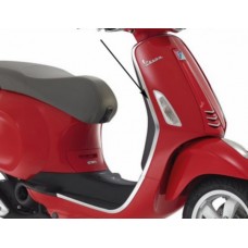 sierstrip Piaggio origineel beenschild rechts chroom primavera, sprint 673639