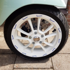 stickerset Piaggio origineel wielbies compleet vespa voor/achter 12 inch wit/blauw primavera 50/125/150, sprint 50/125/150 2h003936